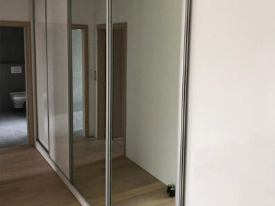 Vestavěné skříně na míru dokáží opticky zvětšit místnost. Jak na to?